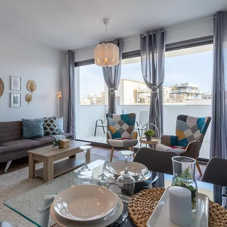 Livia In Apartment